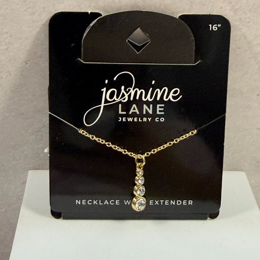 🩷5/$10🩷 Jasmine Gold Tone Crystal Drop Necklace